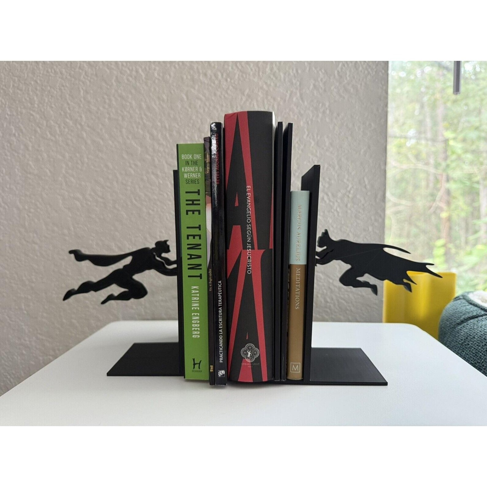 Süper Kahramanlar Karşı Karşıya Kitap Tutucu