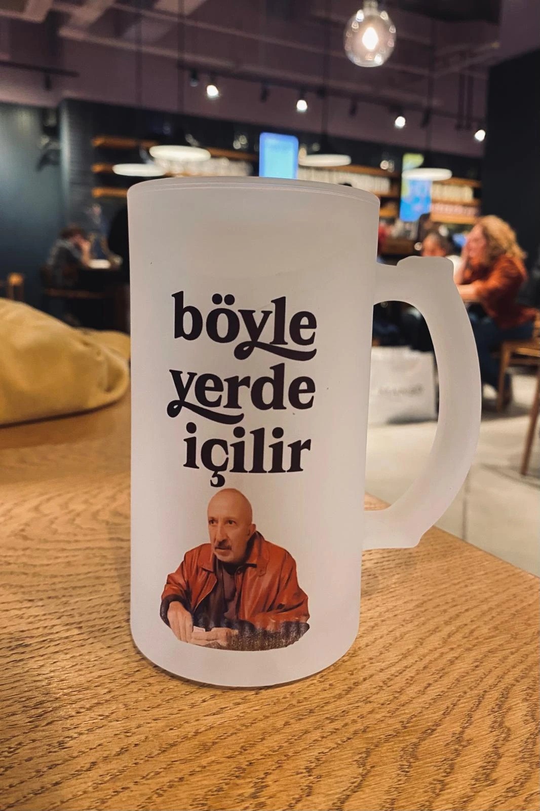 Halil Güneşli Üvey Baba ''Böyle Yerde İçilir'' Buzlu Bira Cam Bardağı