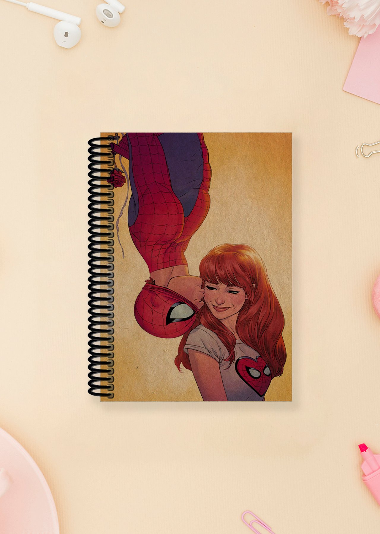 Spiderman & Marry Jane Love Spiralli A6 Çizgisiz Kraft Kapaklı Not Defteri (100 Sayfa)