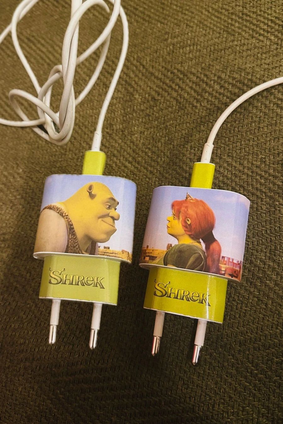 2'li Sevgililere Özel Shrek & Fiona Hediyelik Şarj Aleti Kaplama Stickerı ( iPhone 20W )