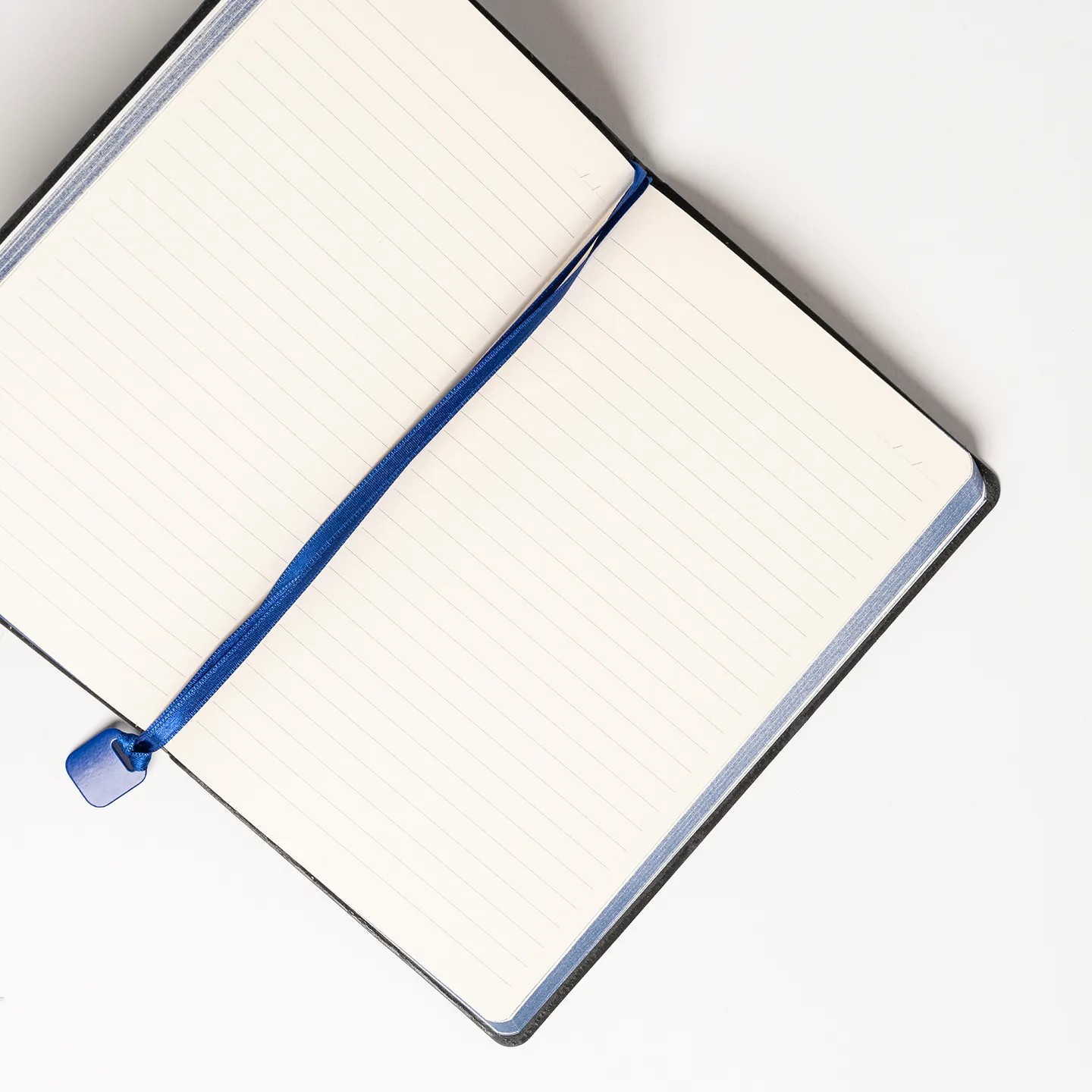 13 x 21 cm Termo PU Deri Esnek Yumuşak Kapaklı Tarihsiz Defter, 196 Sayfa, 80 gr Ivory Krem Çizgili İç Kağıt, Renkli Kenarlı, Metal Tokalı, Karton Kılıflı