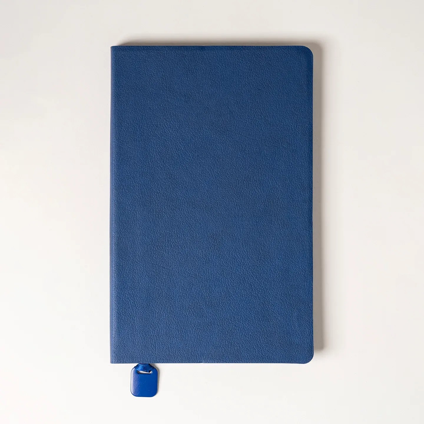 13 x 21 cm Termo PU Deri Esnek Yumuşak Kapaklı Tarihsiz Defter, 196 Sayfa, 80 gr Ivory Krem Çizgili İç Kağıt, Renkli Kenarlı, Metal Tokalı, Karton Kılıflı