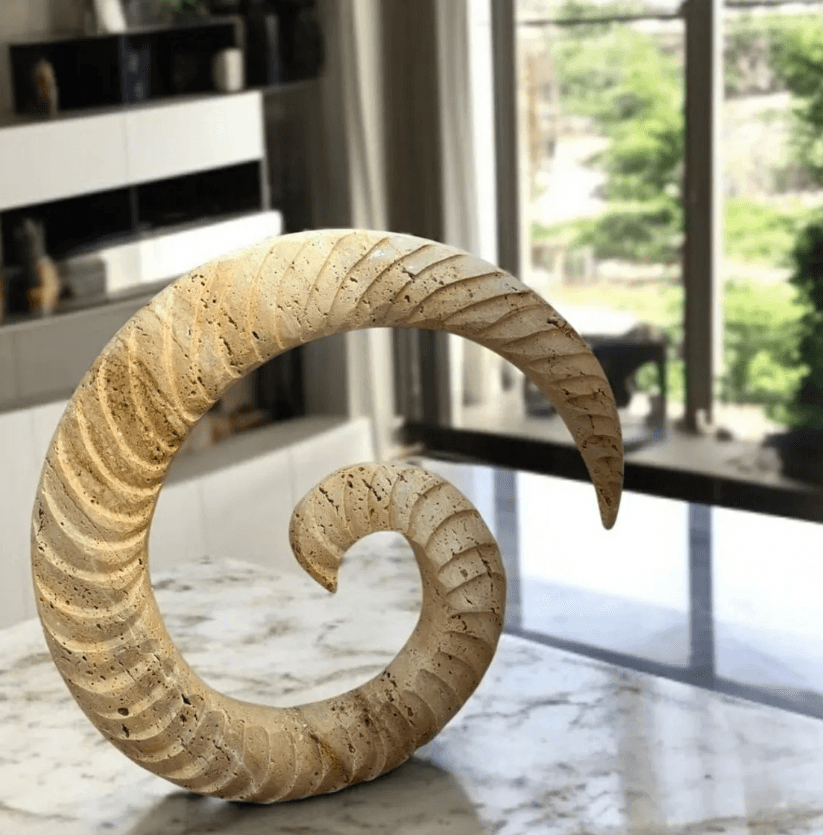 Doğal Traverten "Spiral Boynuz" Heykel – 34x34 cm