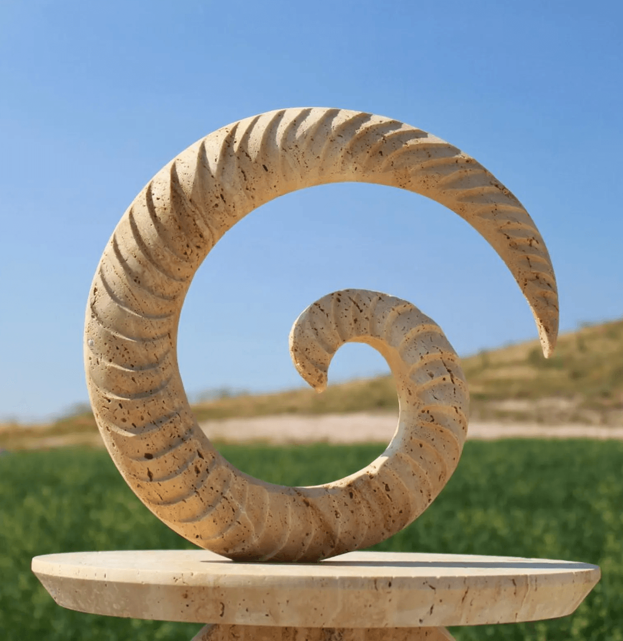 Doğal Traverten "Spiral Boynuz" Heykel – 34x34 cm