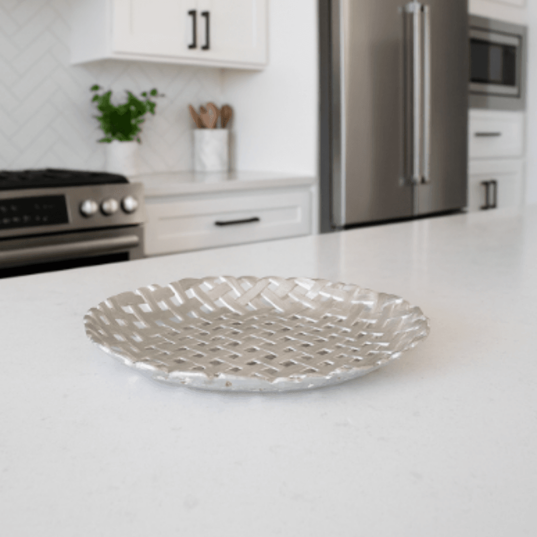 Yuvarlak Döküm Dekoratif Tabak – Gümüş Renk | 38 cm Metal Sunum ve Aksesuar Tabağı
