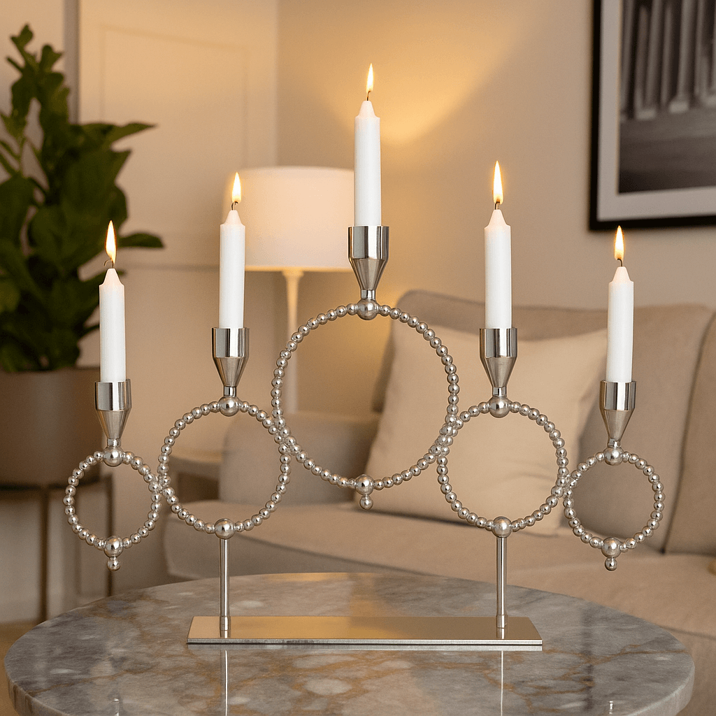 Gümüş Renk Beş Kollu Metal Şamdan – Modern ve Minimalist Dekoratif Mumluk