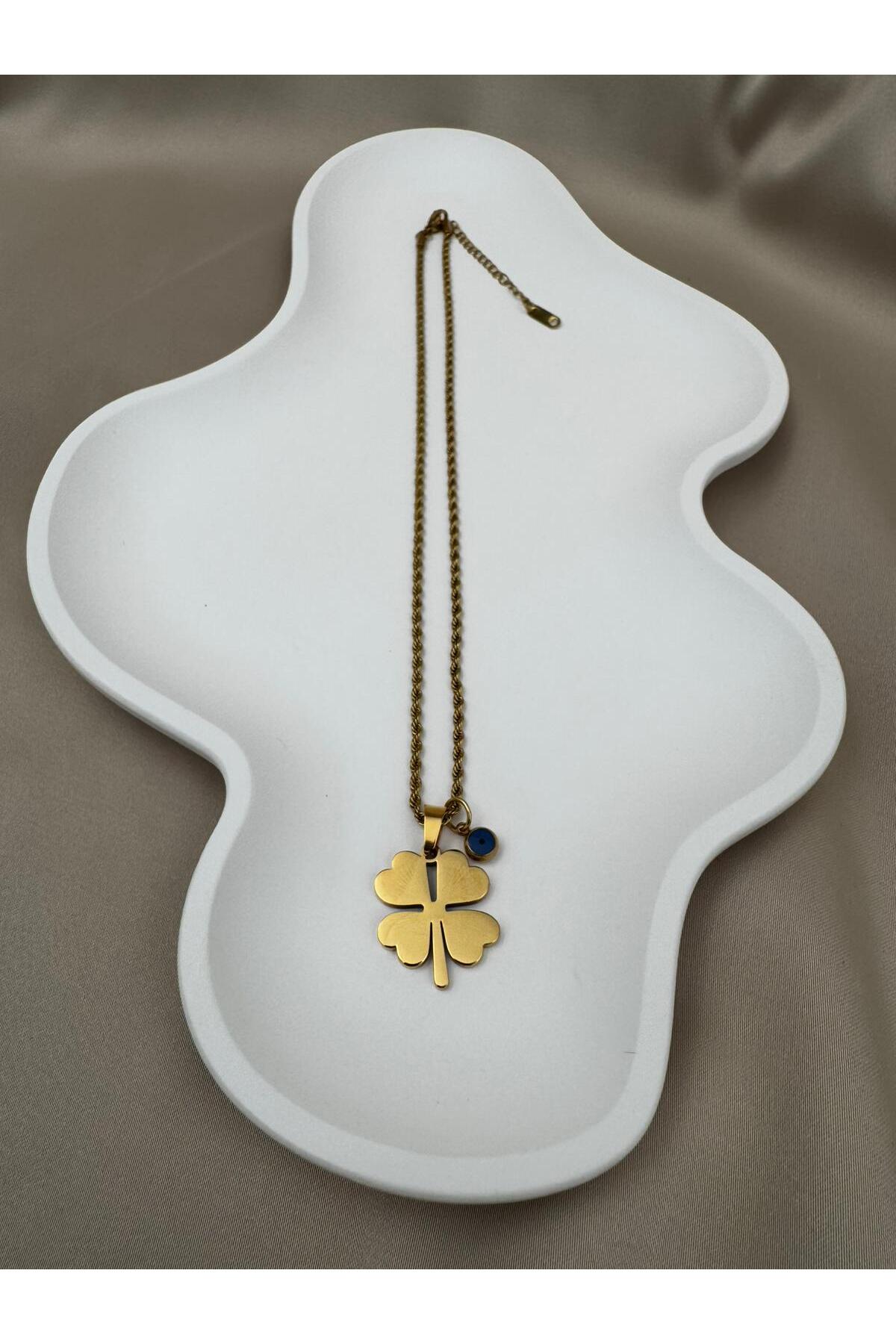 Goldfarbene Halskette aus anlaufbeständigem Stahl mit vierblättrigem Kleeblatt und Nazar-Auge, 39+5 cm lang.