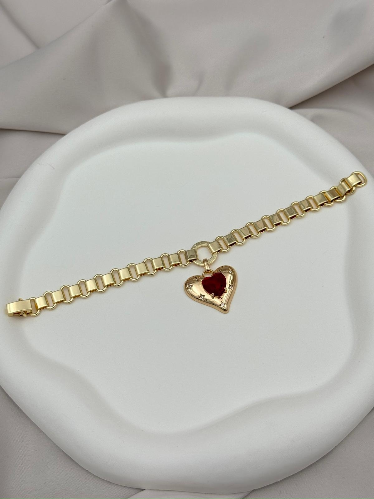 Kırmızı Taşlı Kalp Charmlı Roma Halkalı Köşeli Zincir Gold 17 cm Bileklik