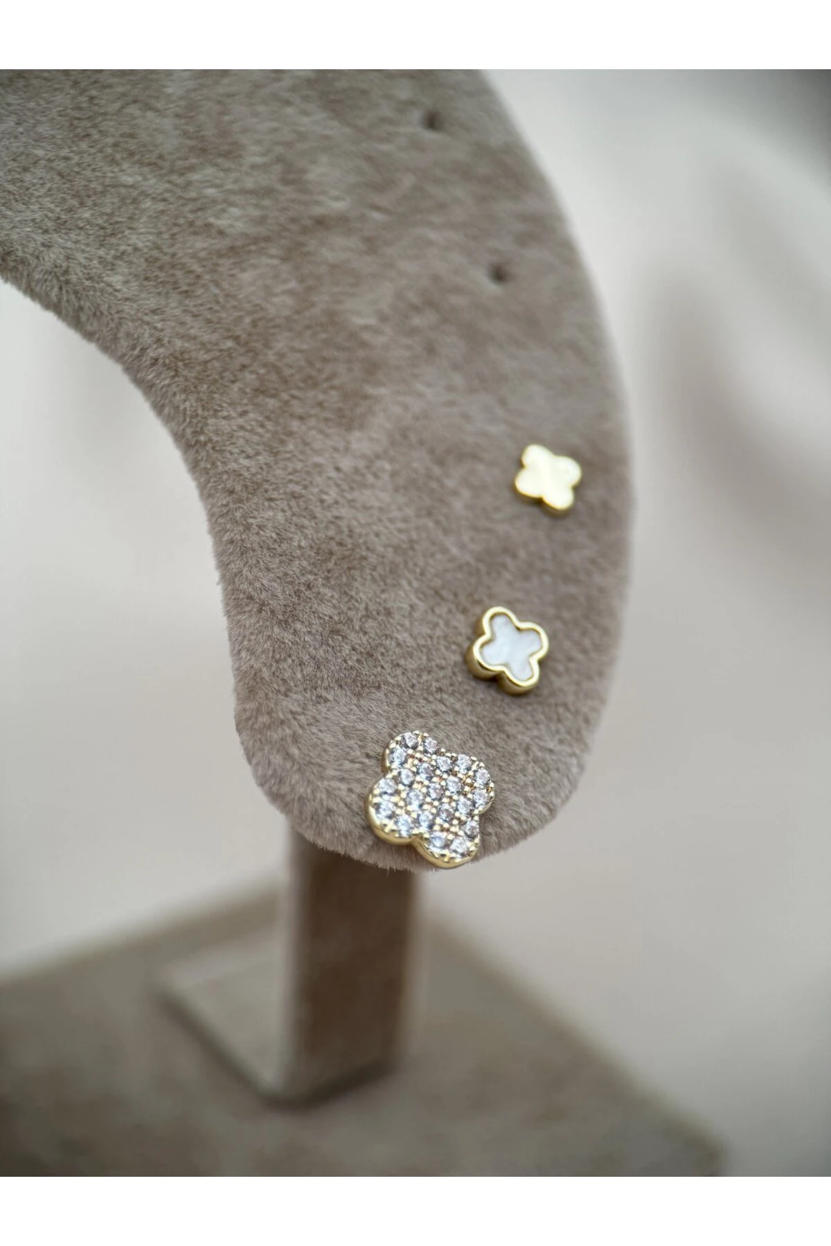 Gold Beyaz Renk Yonca Model ve Zirkon Taşlı 3’lü Küpe Seti - gold