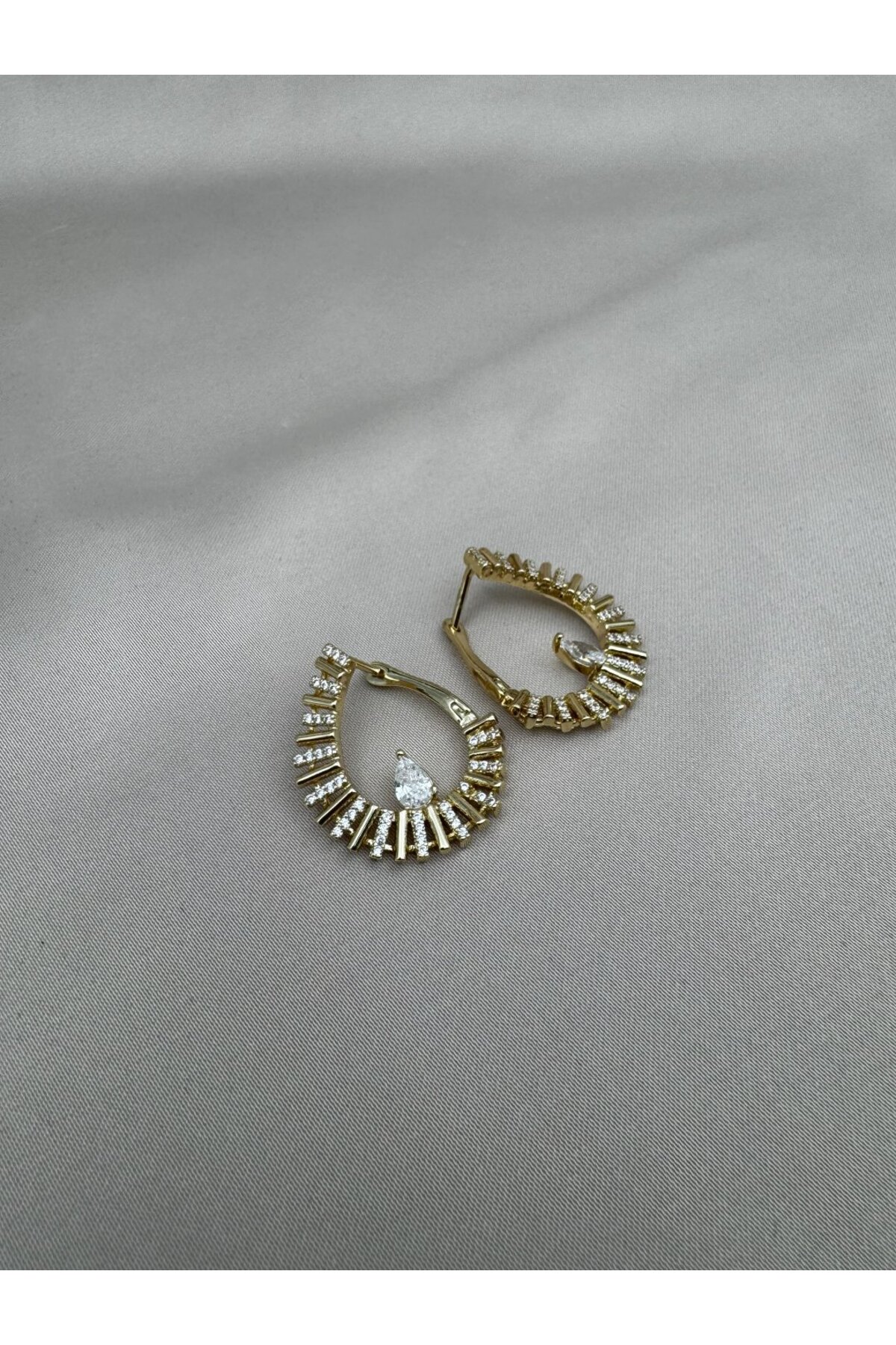Zirkon Taşlı Damla Form Gold Küpe