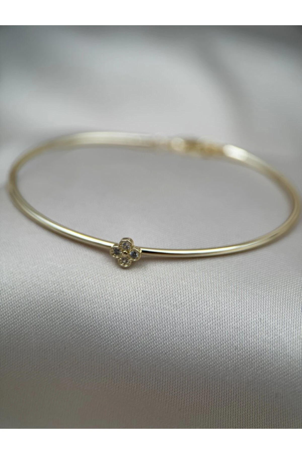 Altın Renk Minimal Çiçek Figürlü Zirkon Taşlı Zarif Ayarlanabilir Bileklik