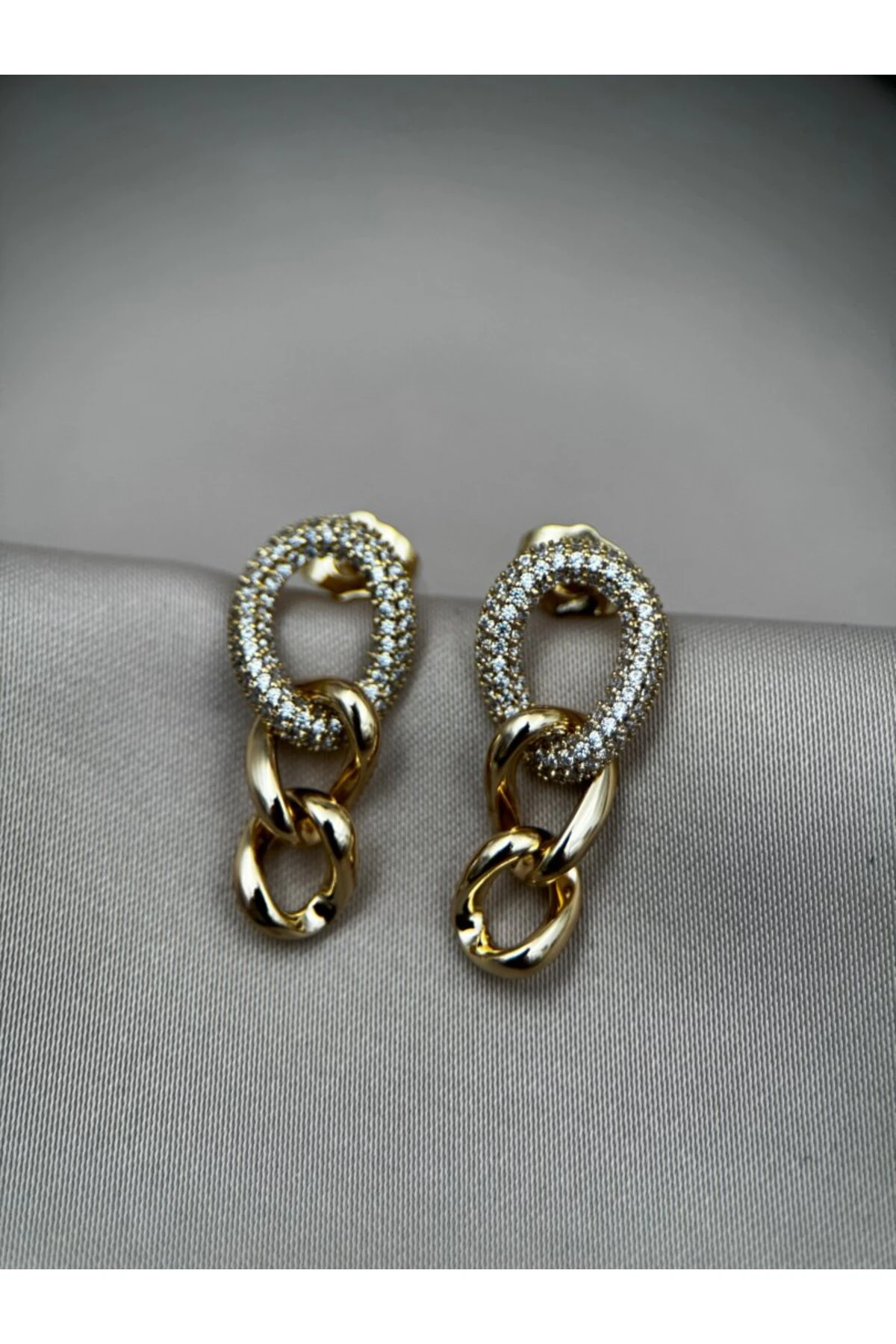 Gold Renk Kararmaz Çelik Taşlı Zincir Halkalı Kadın Küpe