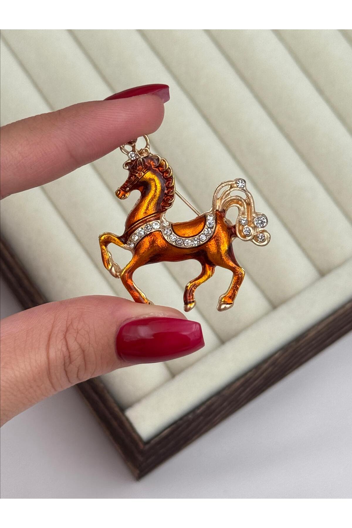 İthal Amber Tonlu Mine Detaylı Taşlı At Figürlü Zarif Broş