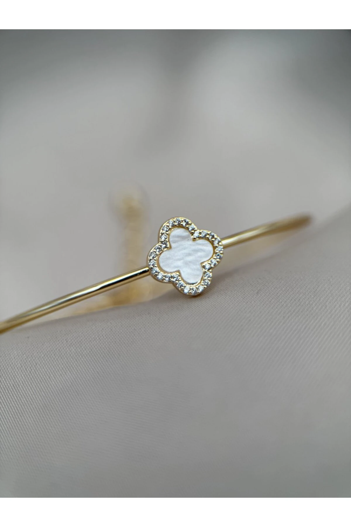 Yonca Figürlü Taşlı Ayarlanabilir Gold Bileklik