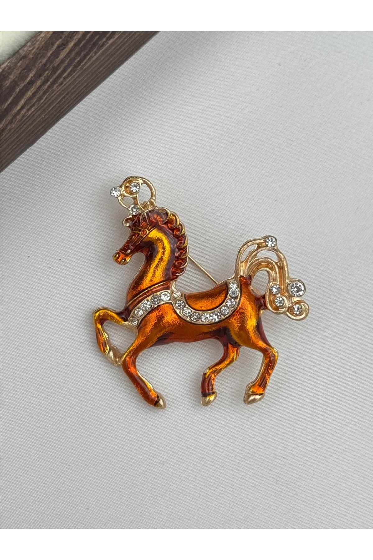 İthal Amber Tonlu Mine Detaylı Taşlı At Figürlü Zarif Broş