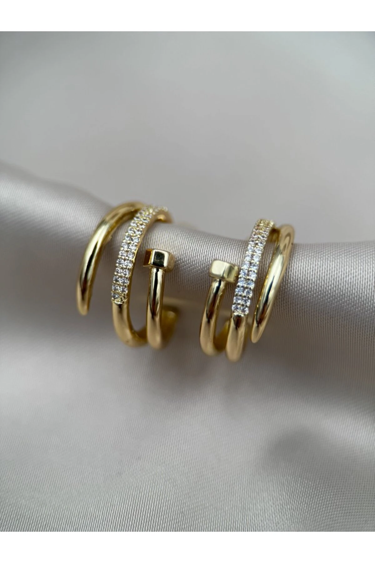 Çivili Çift Halkalı Taşlı Gold Çelik Küpe