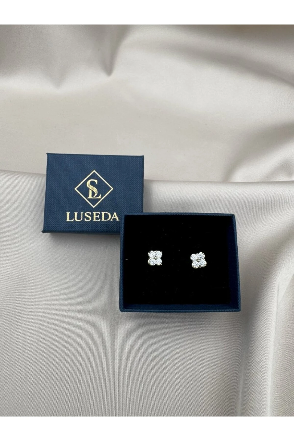 Gold Renk Kararmaz Çelik Taşlı Çiçek Model Kadın Küpe