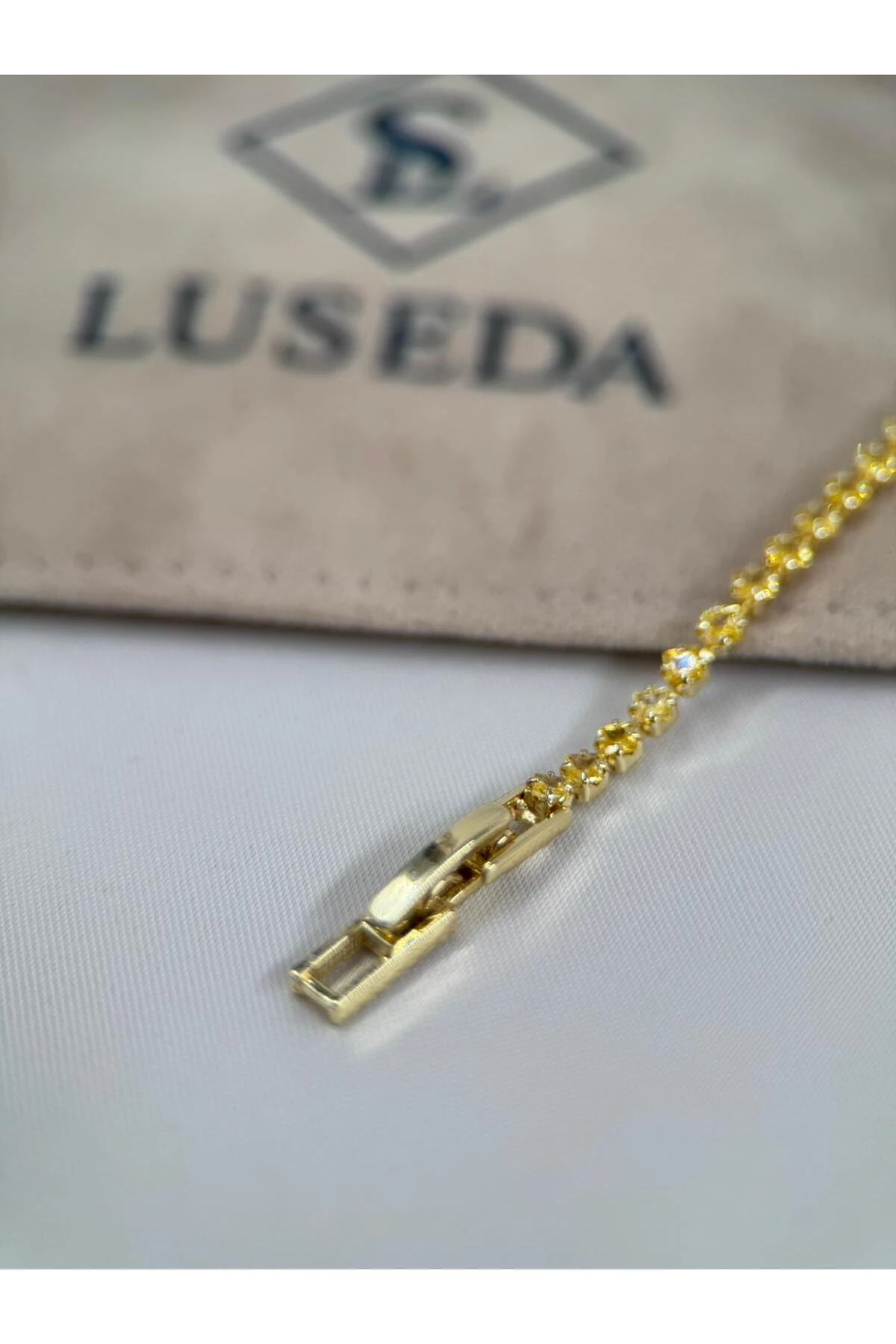 Sarı Taşlı Zarif Gold Renk Ayarlanabilir 17+2CM Çelik Bileklik