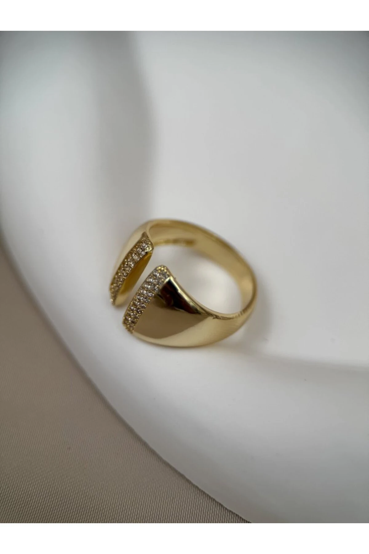 Kararmaz Gold Kaplama Zirkon Taşlı Modern Tasarım Yüzük