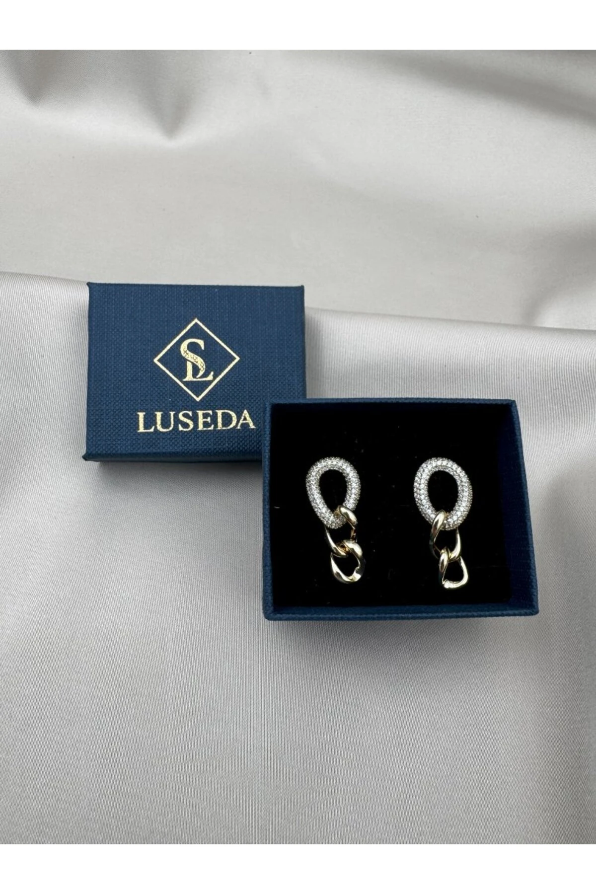 Gold Renk Kararmaz Çelik Taşlı Zincir Halkalı Kadın Küpe