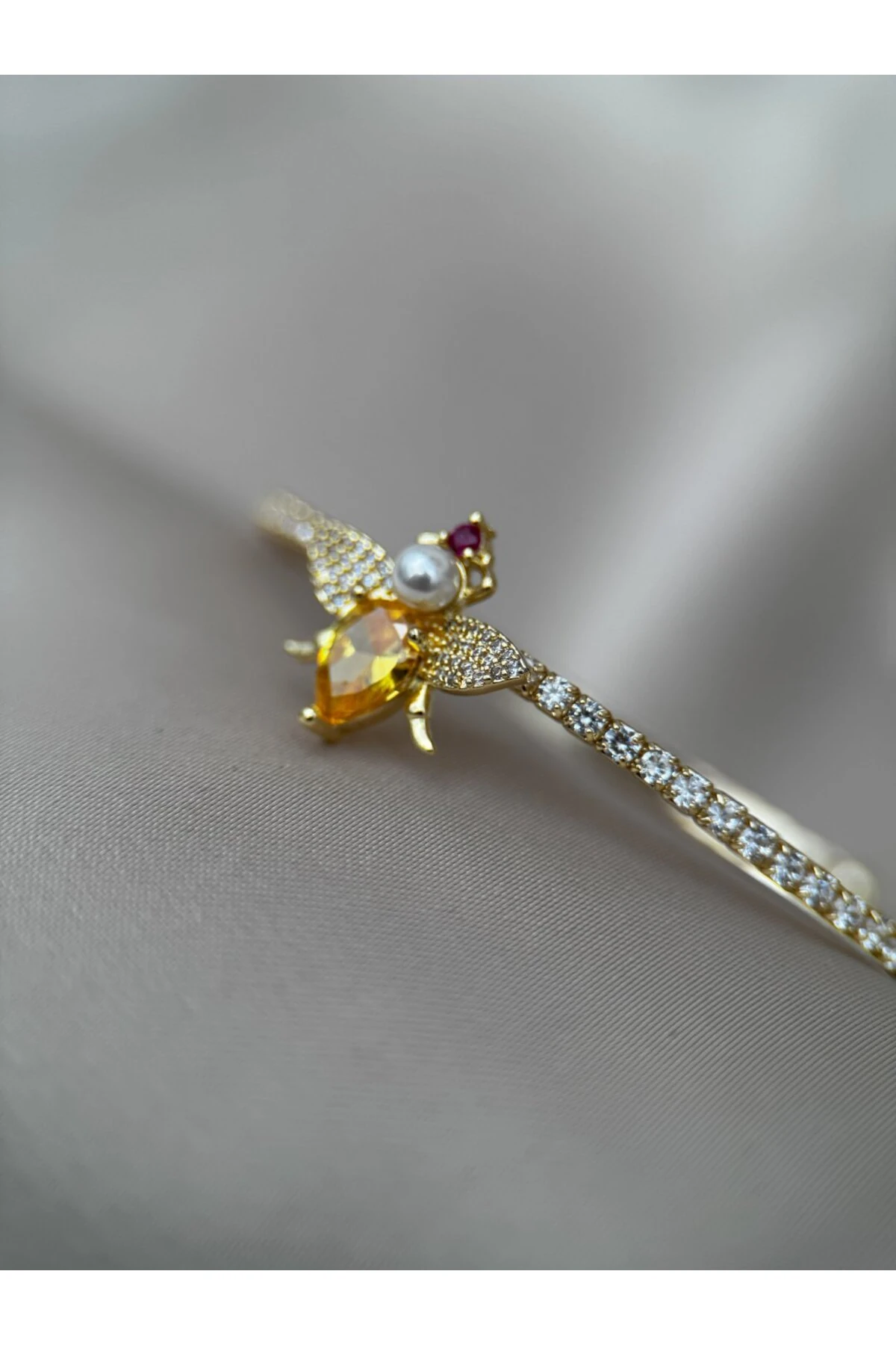Arı Figürlü Taşlı Gold Bileklik