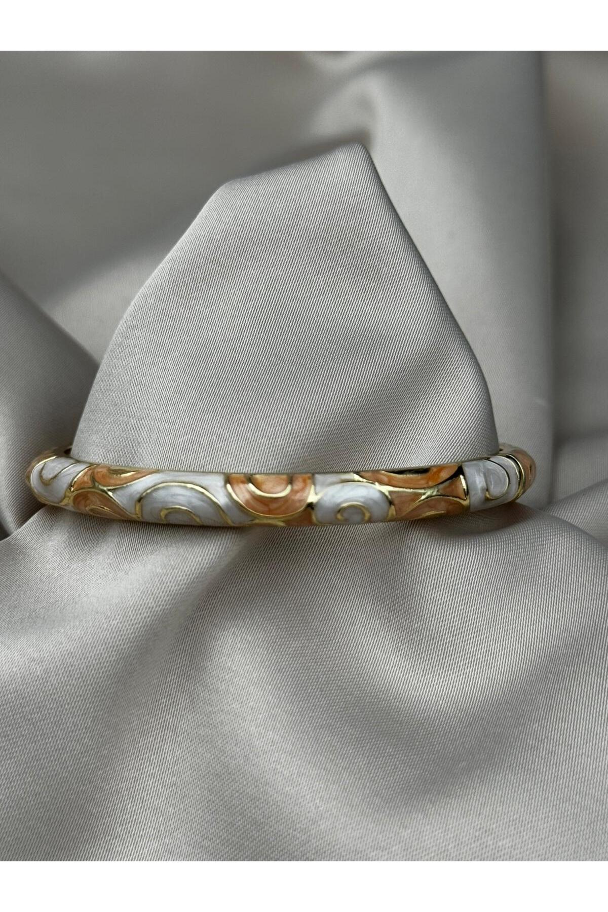 Gold ve Beyaz Desenli Emaye Tasarım Bileklik