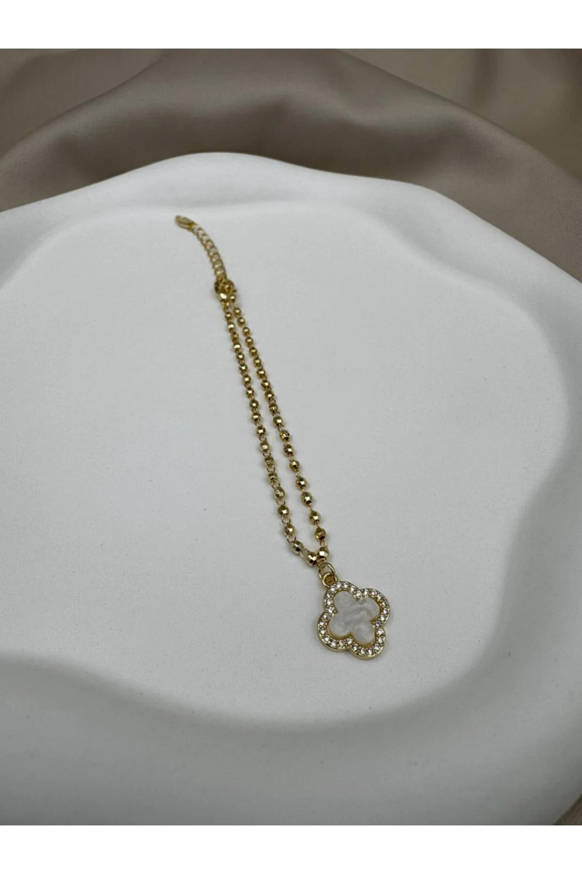 VIP Damenarmband in Goldfarbe mit Zirkonia-Stein und Kleeblatt-Detail, verstellbar