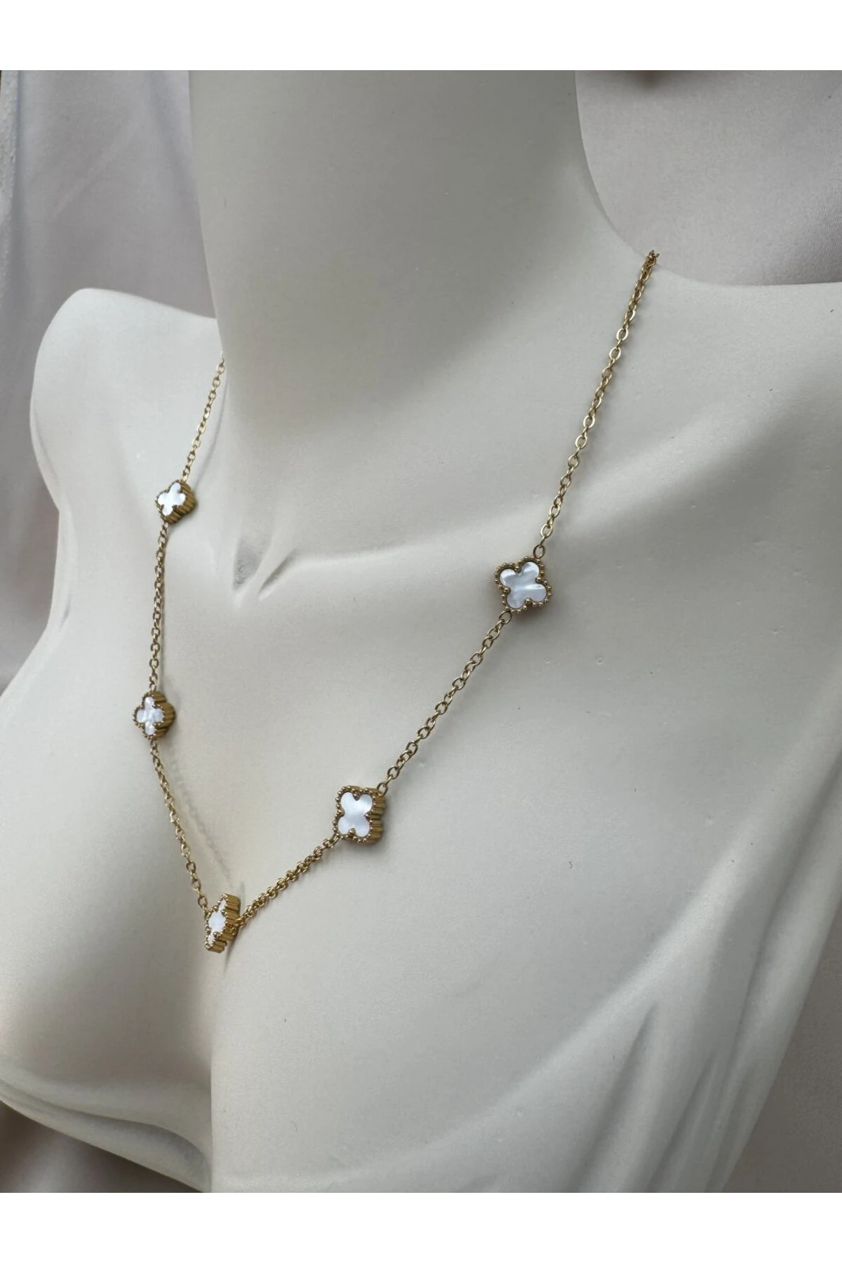 Gold Beyaz Renk Yonca Detaylı 40+5CM Ayarlanabilir Çelik Kolye