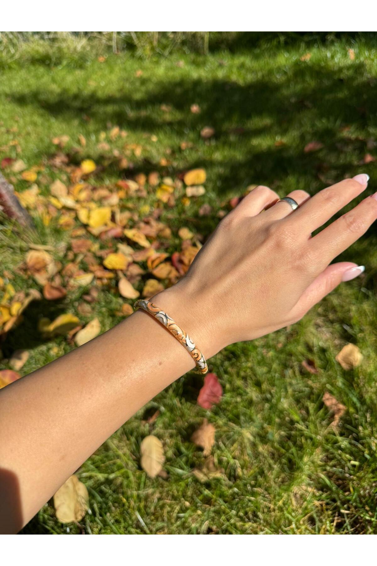 Gold ve Beyaz Desenli Emaye Tasarım Bileklik