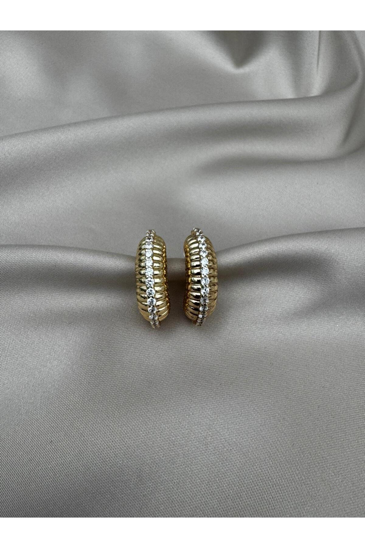 Gold Renk Zirkon Taşlı Tasarım Küpe