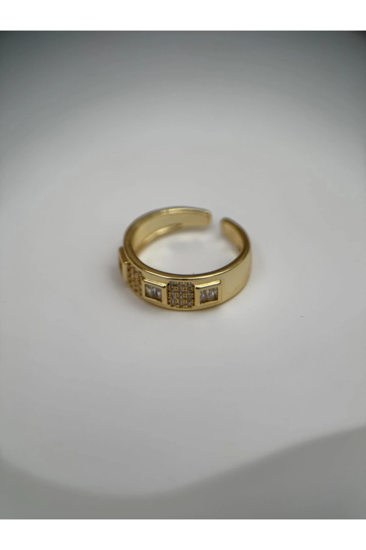 Gold Renk Kararmaz Çelik Kare Taşlı Modern Kadın Yüzük