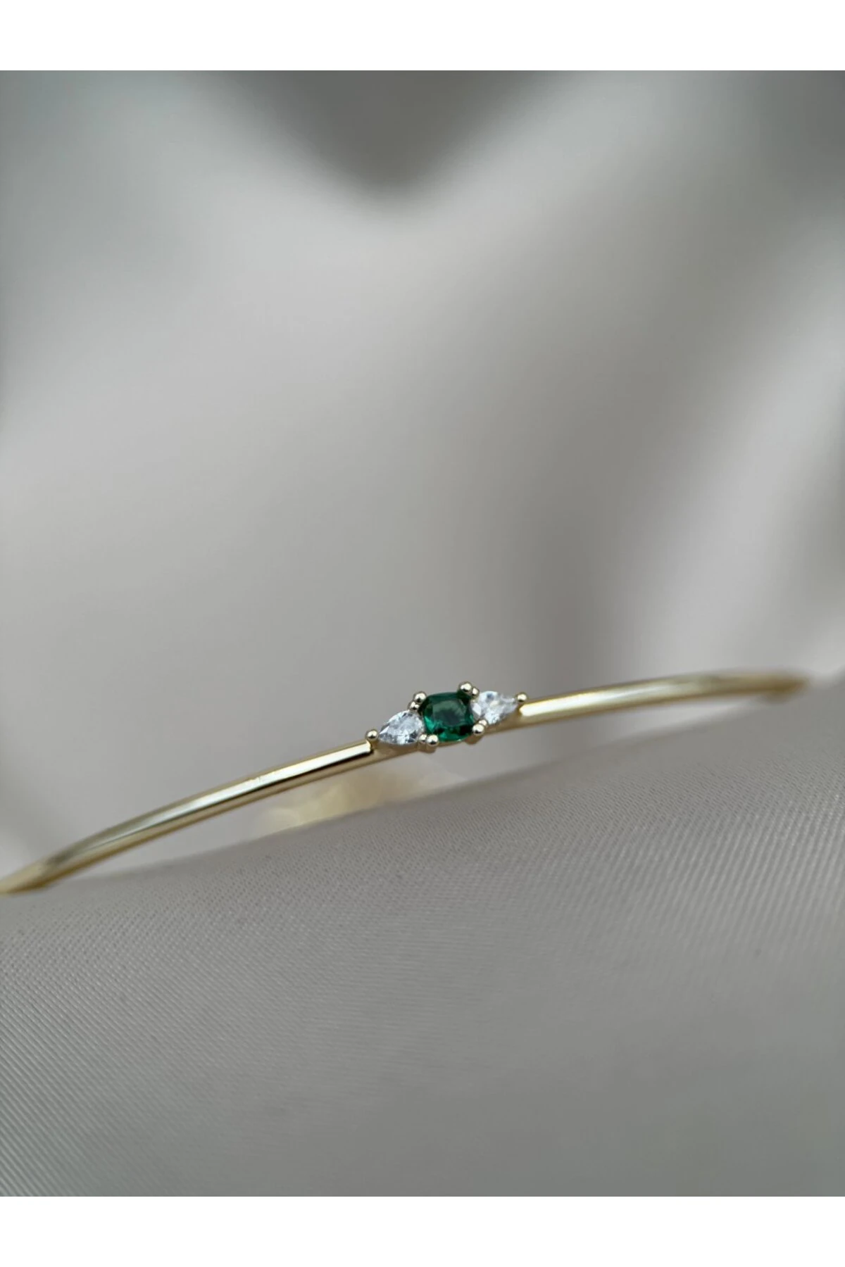 Yeşil Taş Detaylı Zarif Ayarlanabilir Gold Bileklik