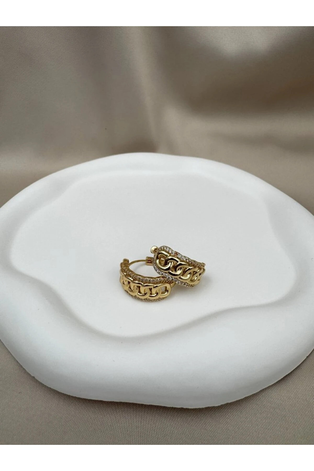 Altın Kaplama Kararmaz Zincir Desenli Taşlı Kadın Halka Küpe