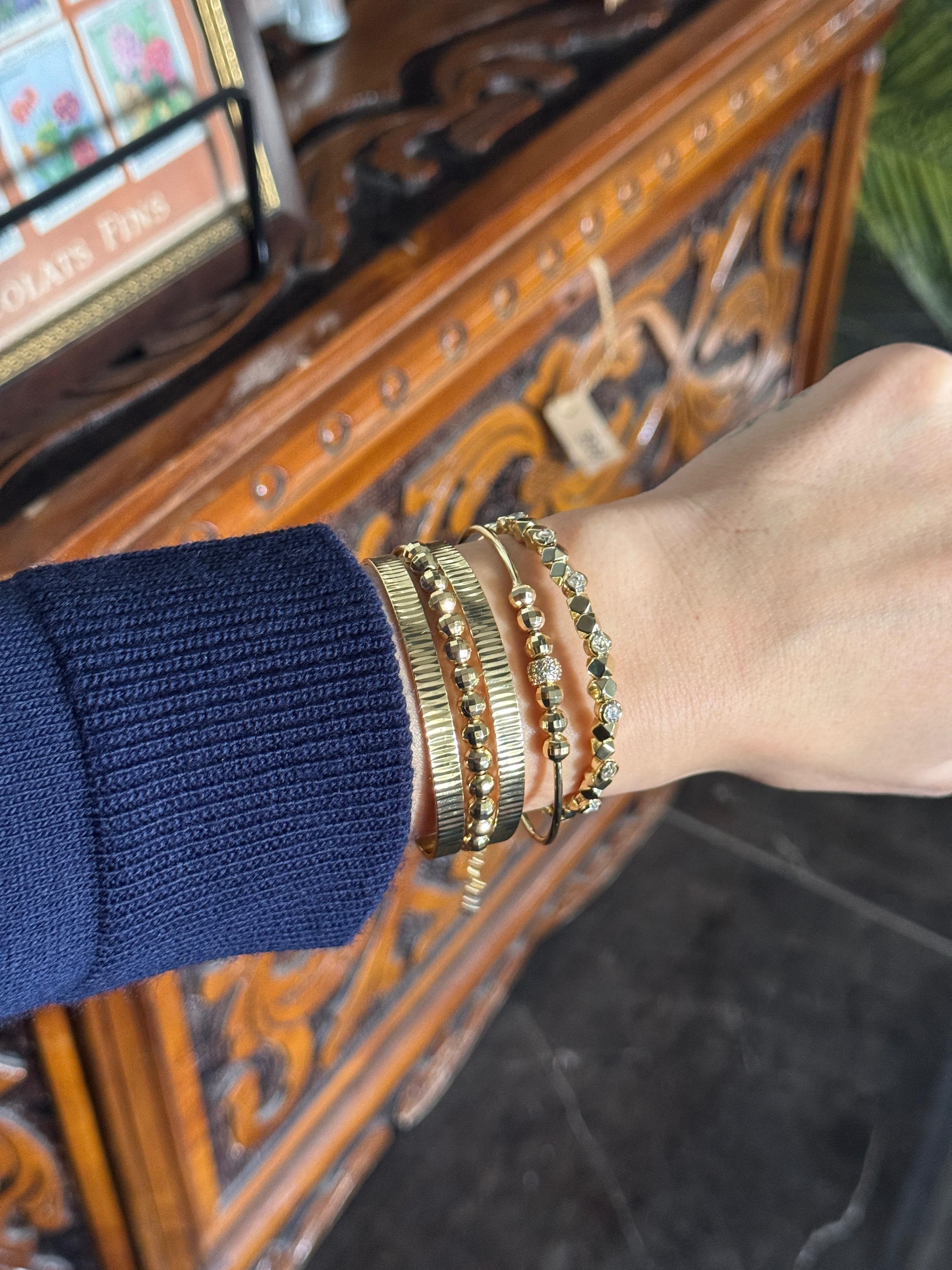 Gold Top Detaylı & Geometrik Desenli Üçlü Bileklik Kombini