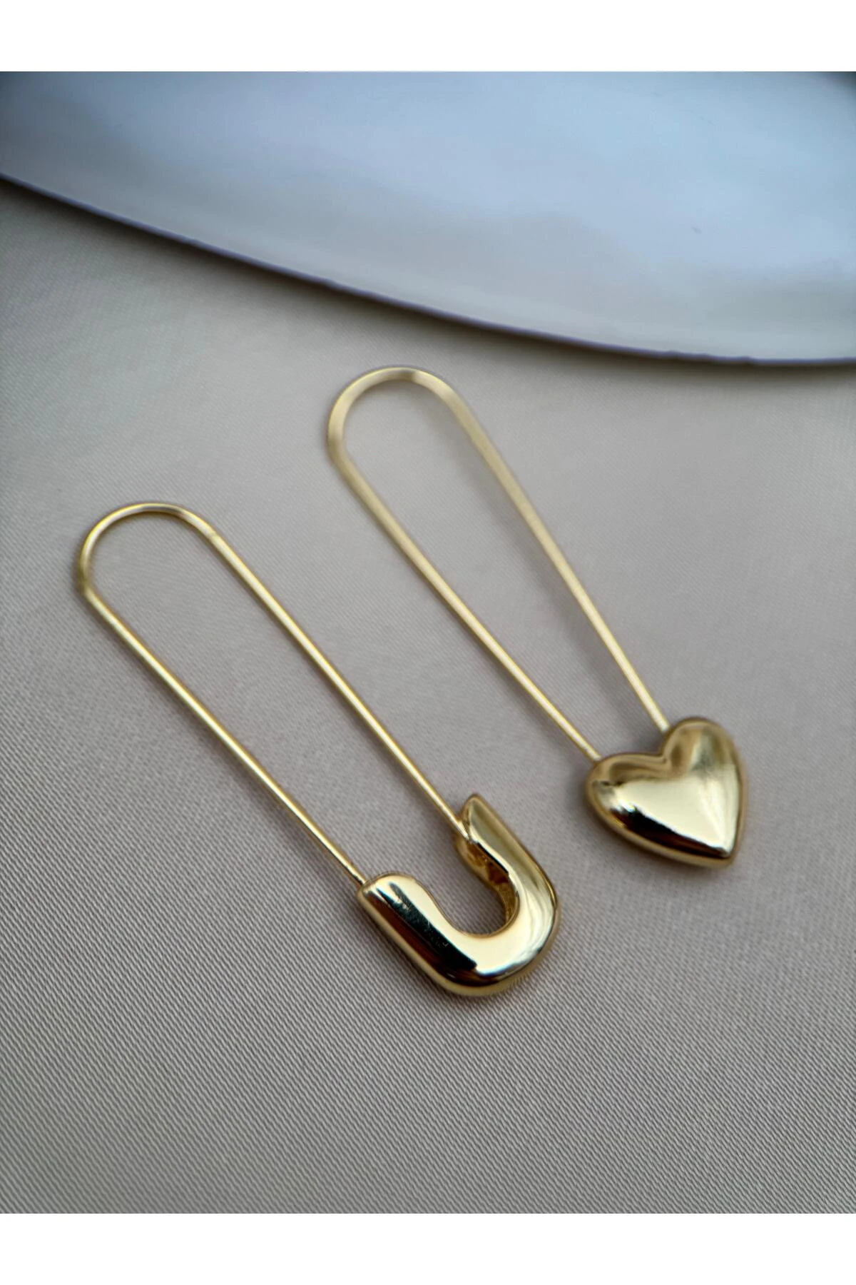Çatal İğne ve Kalp Detaylı Gold Renk Küpe