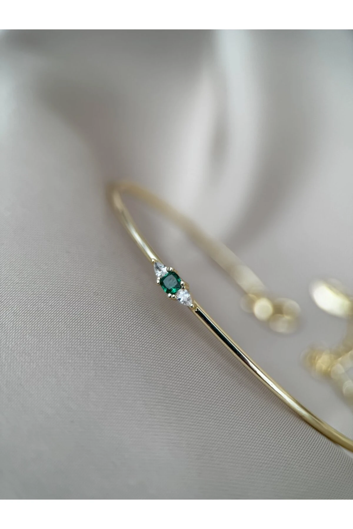 Yeşil Taş Detaylı Zarif Ayarlanabilir Gold Bileklik