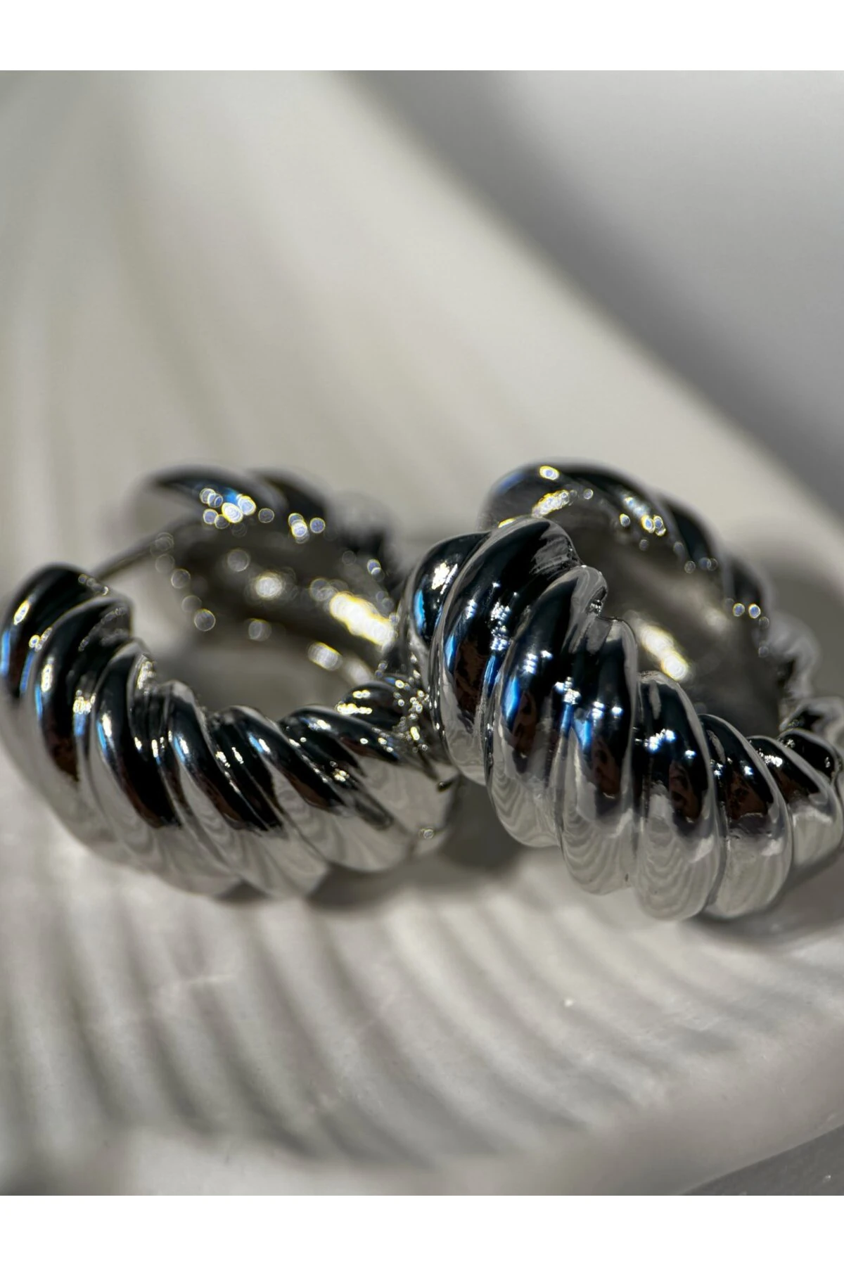 Gold Renk Kararmaz Burgulu Halka Küpe - gümüş