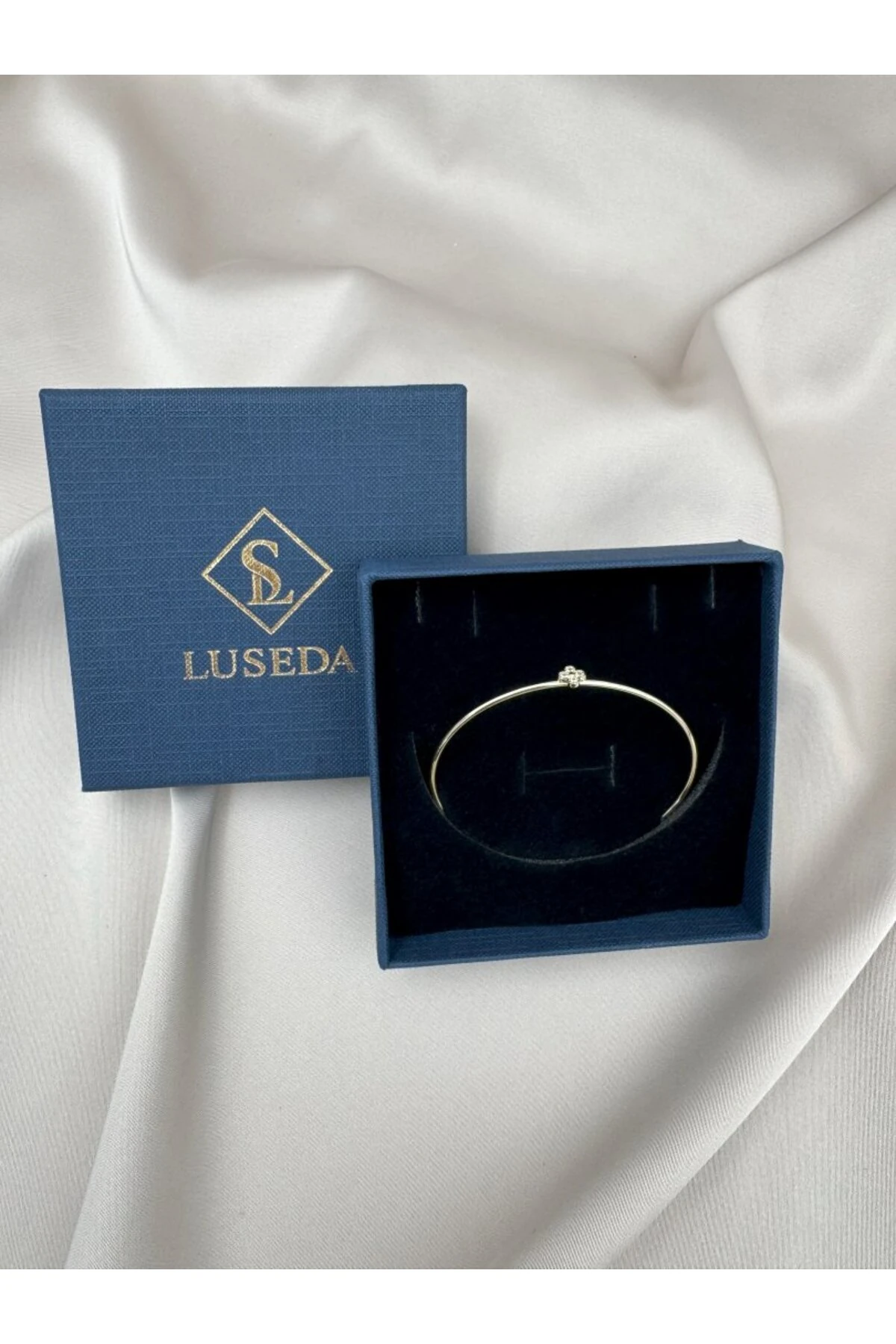 Altın Renk Minimal Çiçek Figürlü Zirkon Taşlı Zarif Ayarlanabilir Bileklik