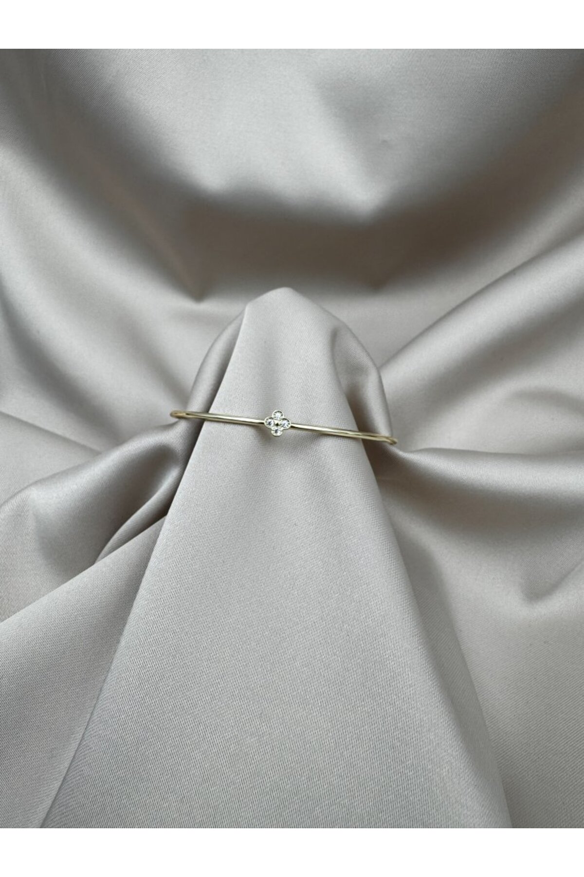 Altın Renk Minimal Çiçek Figürlü Zirkon Taşlı Zarif Ayarlanabilir Bileklik