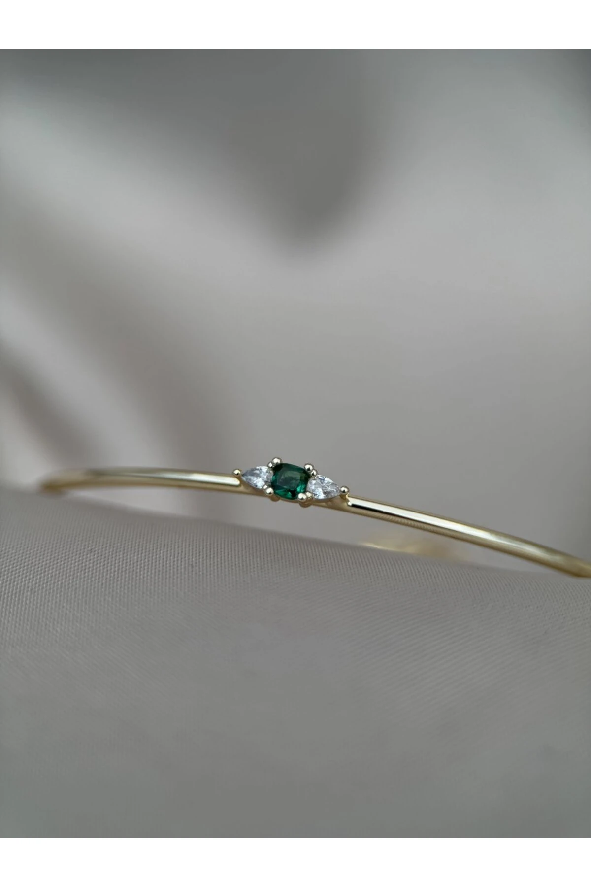 Yeşil Taş Detaylı Zarif Ayarlanabilir Gold Bileklik