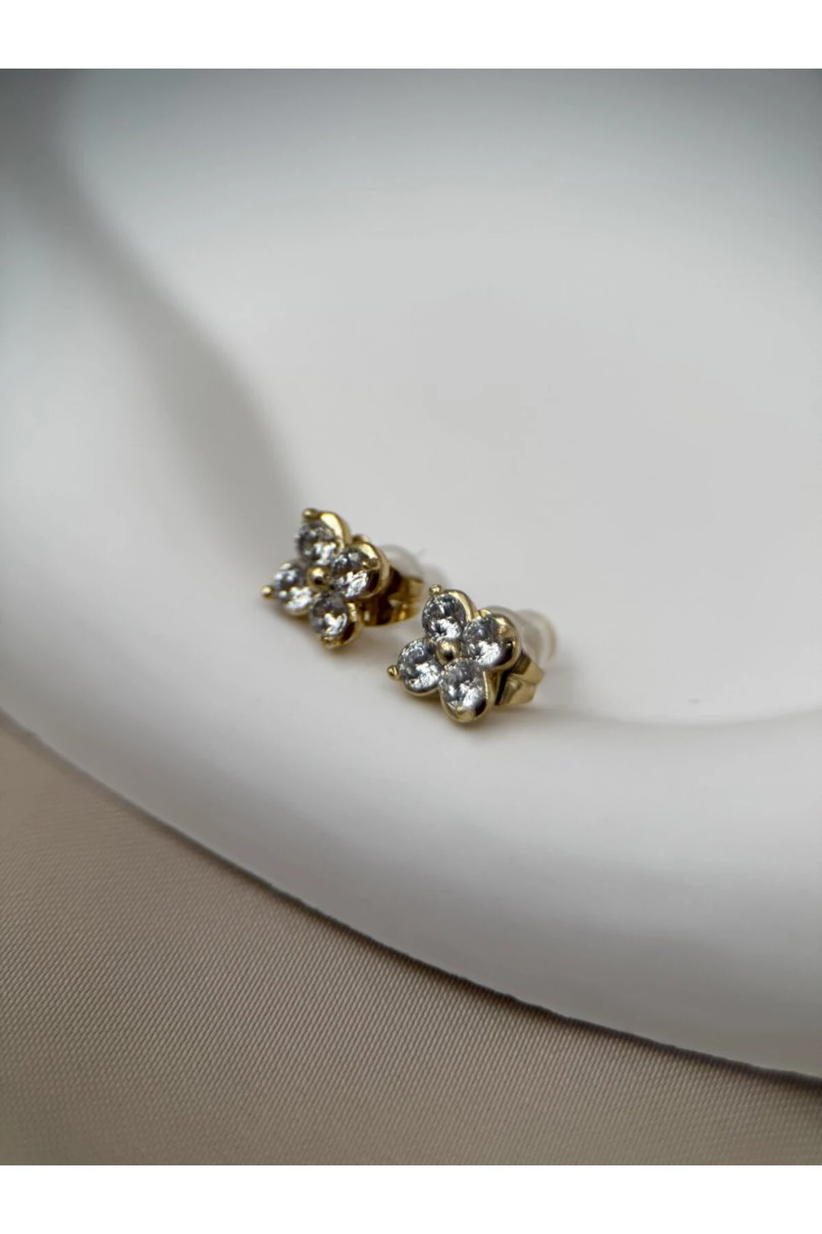 Gold Renk Kararmaz Çelik Taşlı Çiçek Model Kadın Küpe