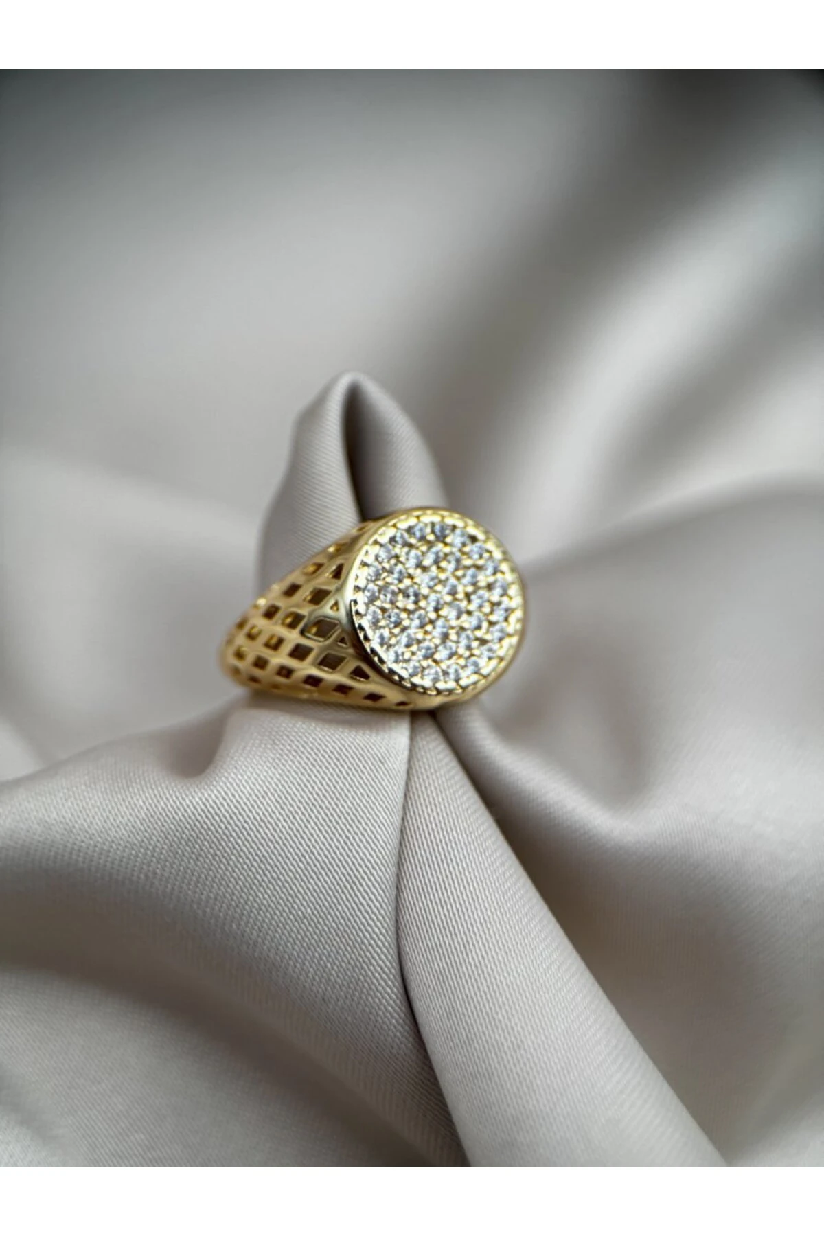 Gold Kaplama Yuvarlak Taşlı Modern Kararmaz Yüzük