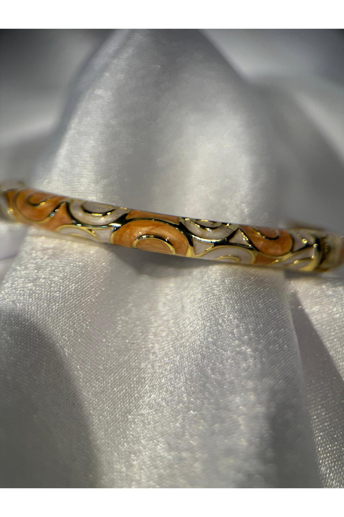 Gold ve Beyaz Desenli Emaye Tasarım Bileklik