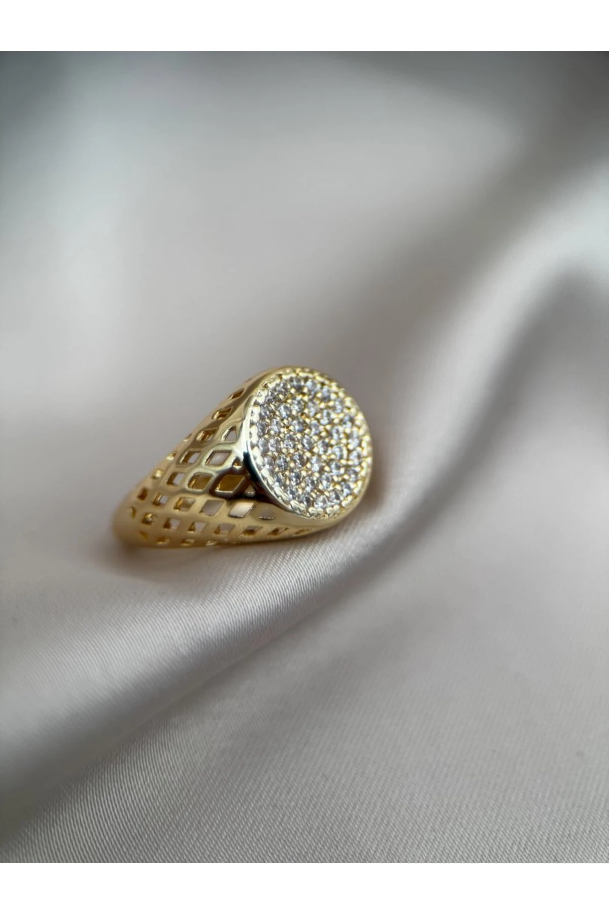 Gold Kaplama Yuvarlak Taşlı Modern Kararmaz Yüzük