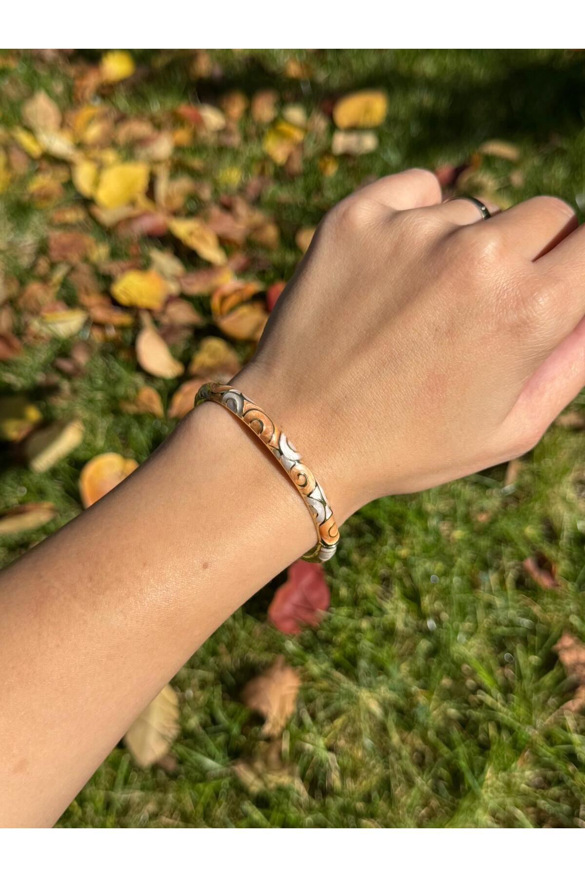 Gold ve Beyaz Desenli Emaye Tasarım Bileklik