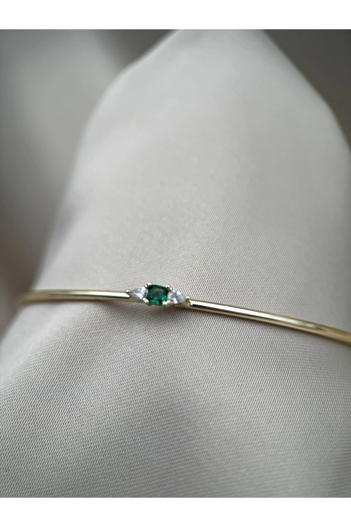 Yeşil Taş Detaylı Zarif Ayarlanabilir Gold Bileklik