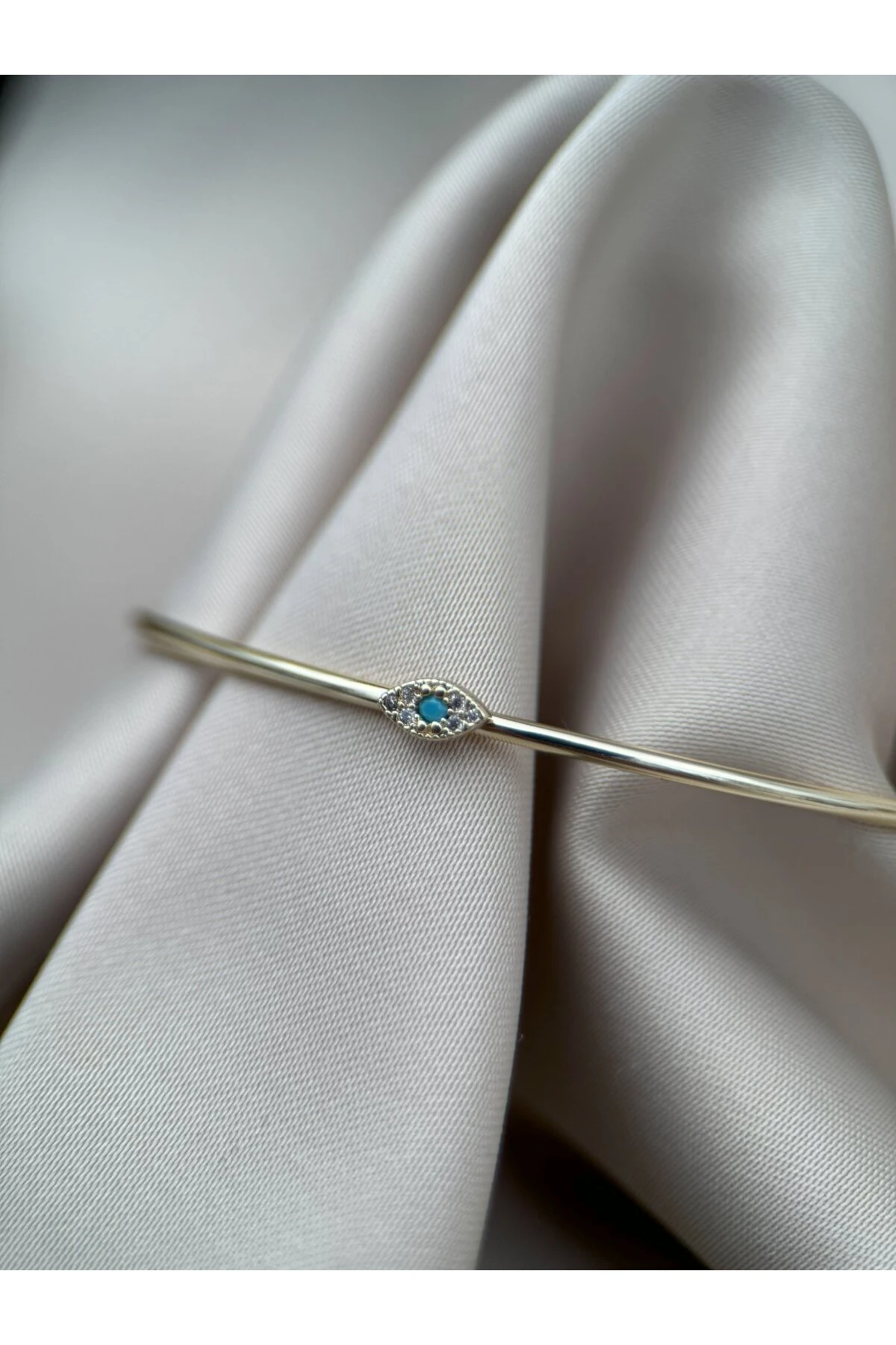 Verstellbares Goldarmband mit blauem Stein und Nazar-Auge