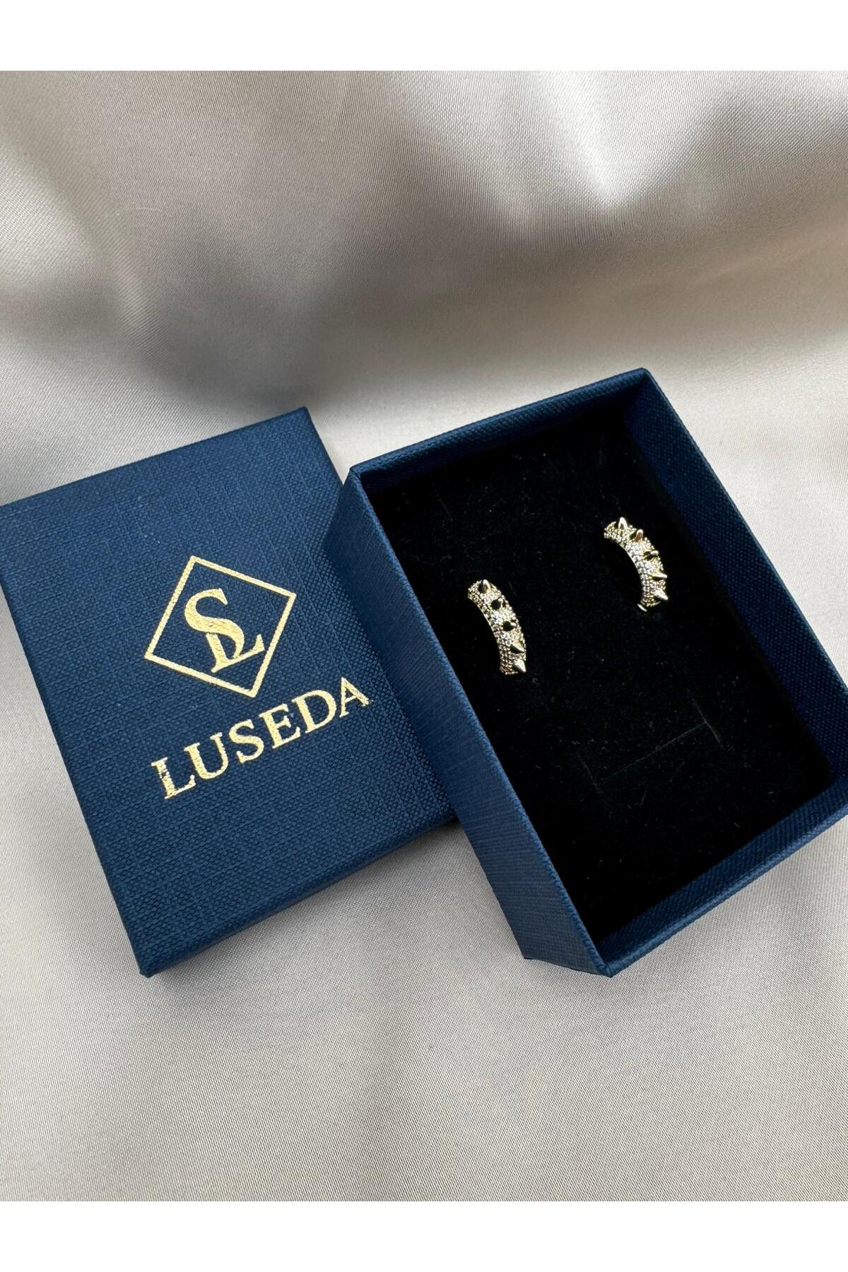 VIP Zirkon Taşlı Spike Detaylı Gold Renk Halka Küpe