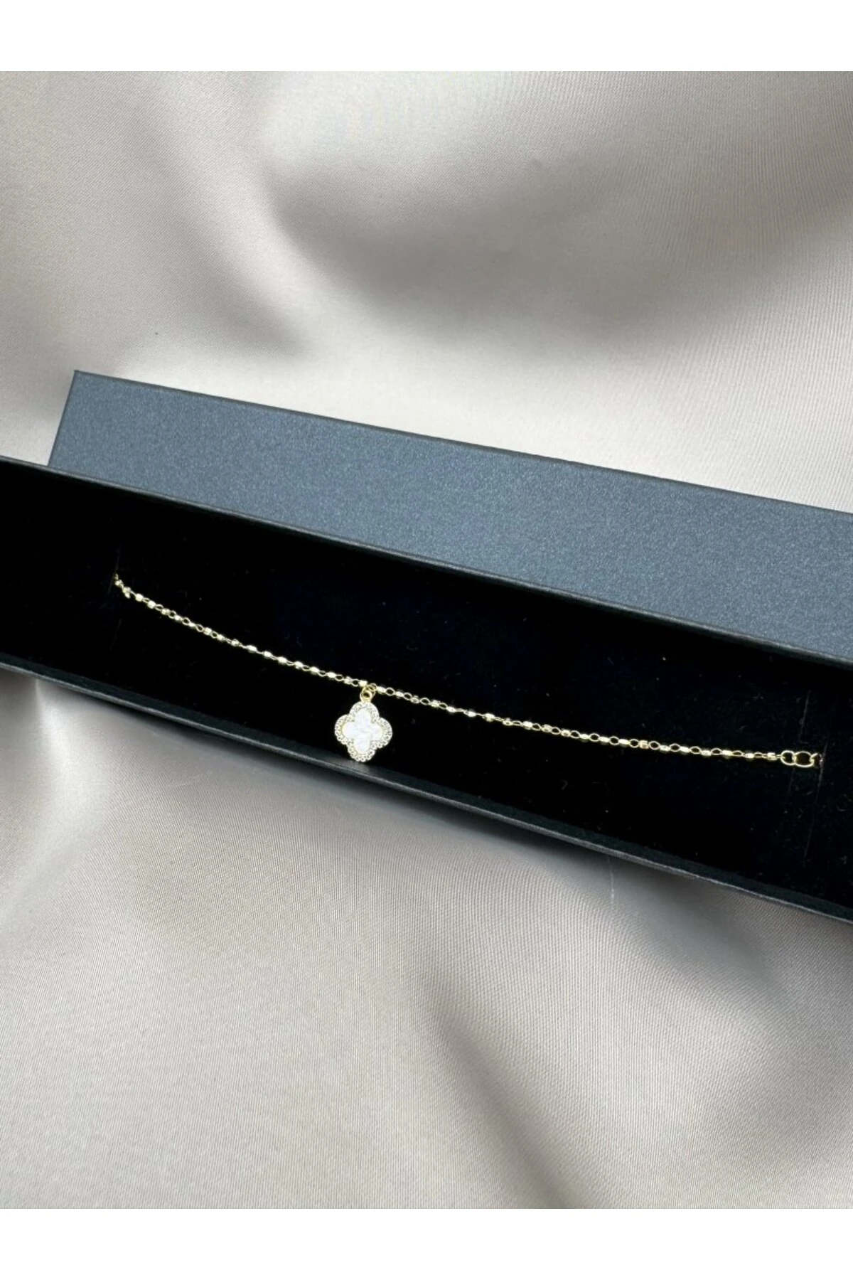 VIP Damenarmband in Goldfarbe mit Zirkonia-Stein und Kleeblatt-Detail, verstellbar