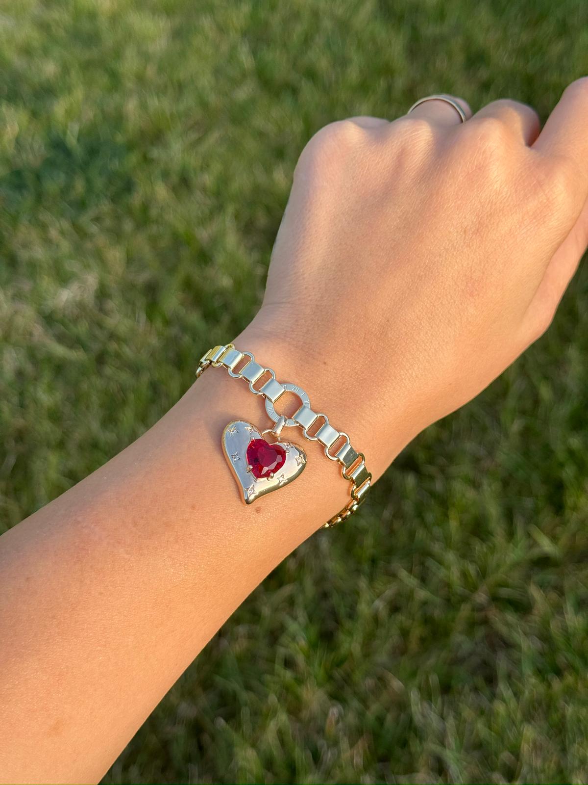 Kırmızı Taşlı Kalp Charmlı Roma Halkalı Köşeli Zincir Gold 17 cm Bileklik